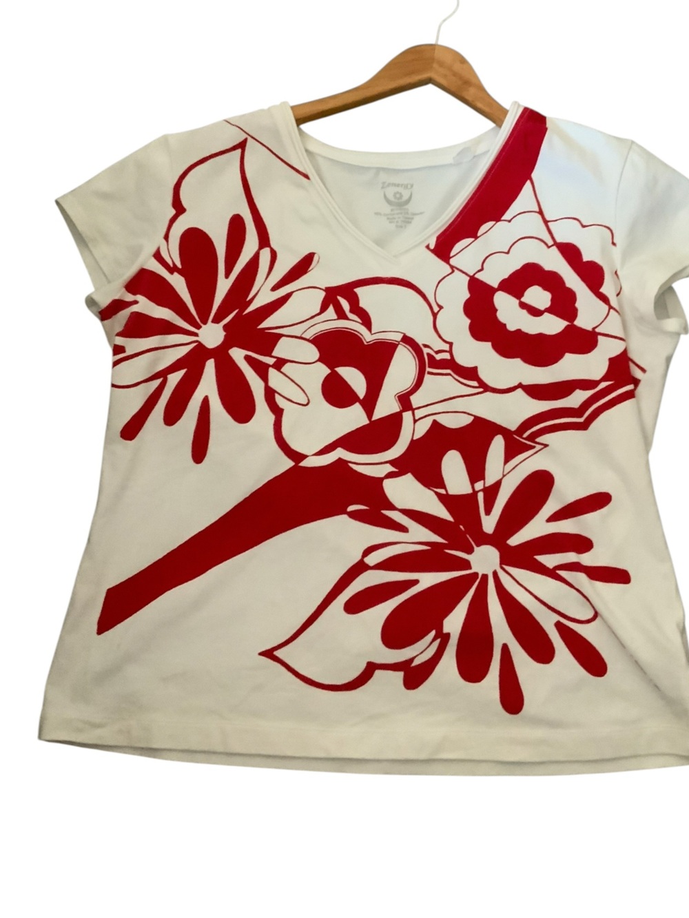 Zenergy White V-Neck Tee with Red Floral Graphic SZ 3/XL